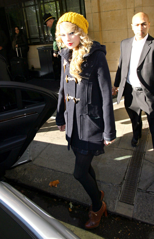 Taylor Swift Plans a Christmas-y 21st Birthday Party