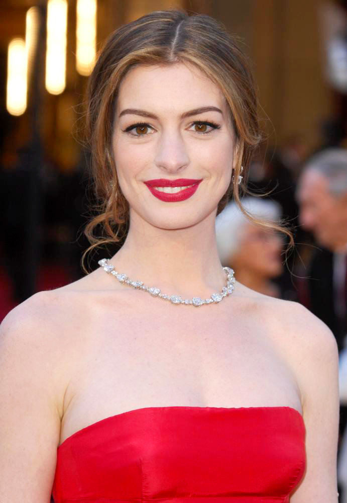 Anne Hathaway Admits Oscar Reviews Were 'Tough'