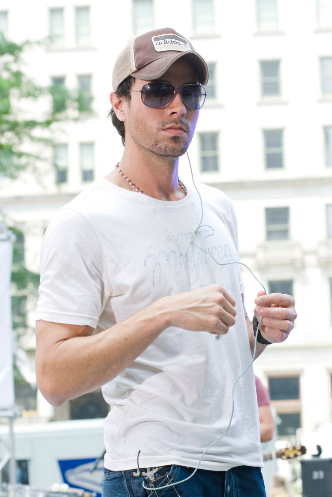 Enrique Iglesias Close to Call Off Naked Ski Stunt