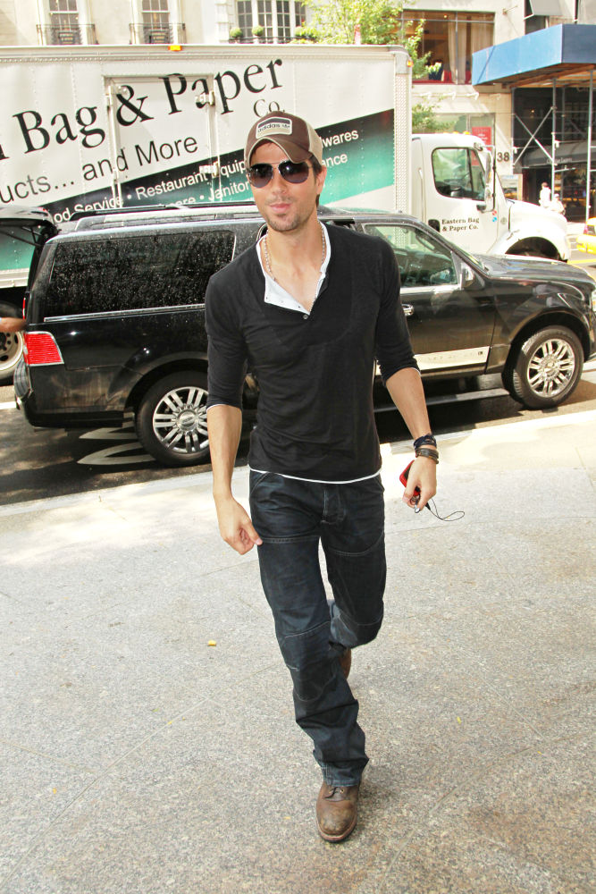 Enrique Iglesias Hides Scar on Thighs