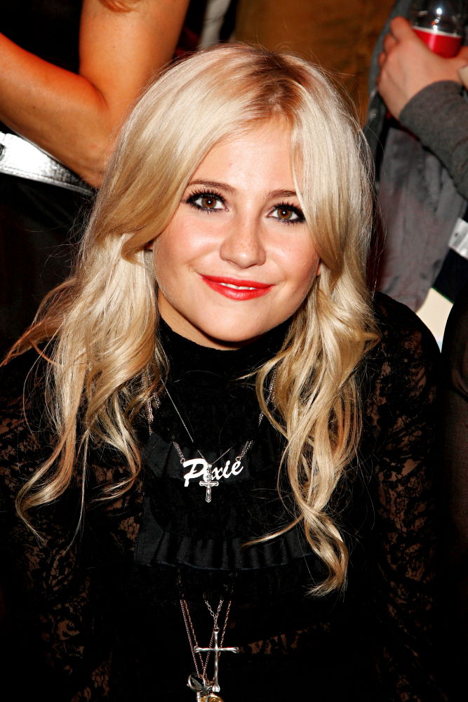 Pixie Lott to Sell Branded Clothes for Charity