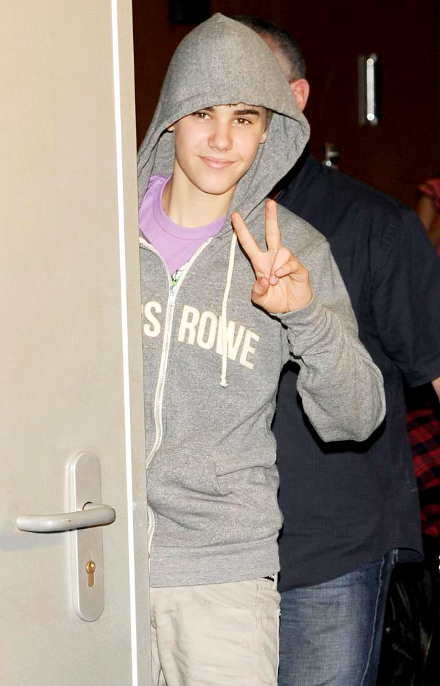 Justin Bieber Brings Hero Schoolboy Onstage