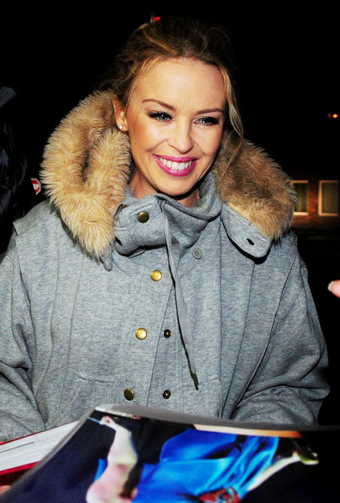 Kylie Minogue Bursts Into Tears After Cancer Chat on TV