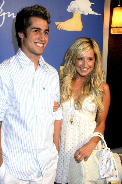 Who Is Ashley Tisdale Currently Hookup Who Is Ashley Tisdale Currently Hookup